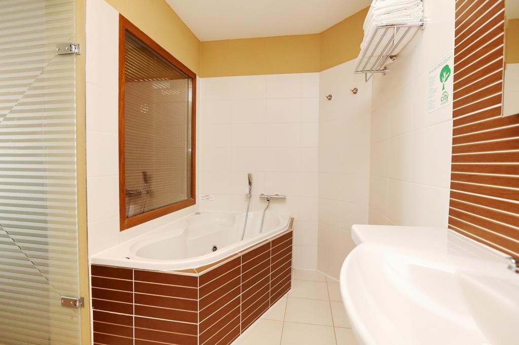 City Hotel Nitra With Free Parking Экстерьер фото